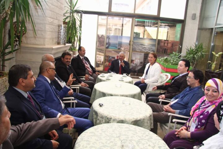 النقاش حول طاولة مشتركة